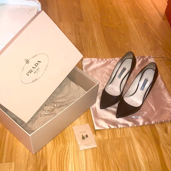 Prada Capretto Basic Cipria in black with dust bag, box, and spare heel lifts - Picture 1 of 12